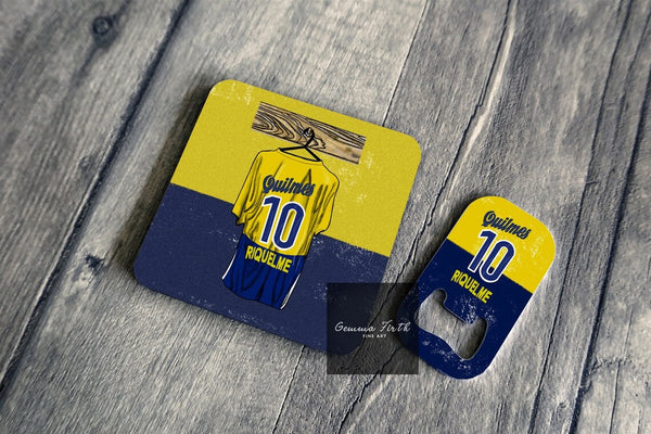 This is a coaster and bottle opener gift set perfect for any Boca Jnrs fan. It shows a retro Boca Jnrs. Kit with Riquelme 10 on the back, a kit from 01-02 season. This design celebrates the retro kits and iconic players.